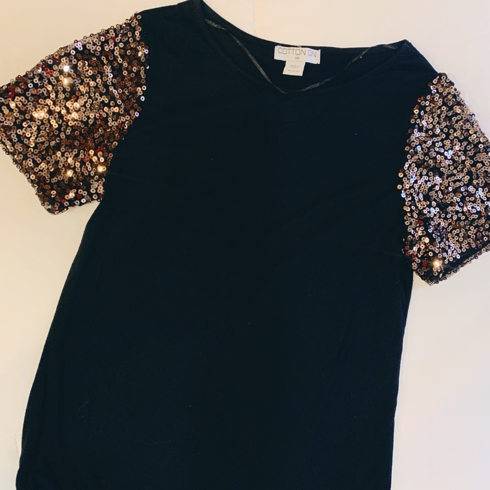 Glitter sleeves short sleeve top.